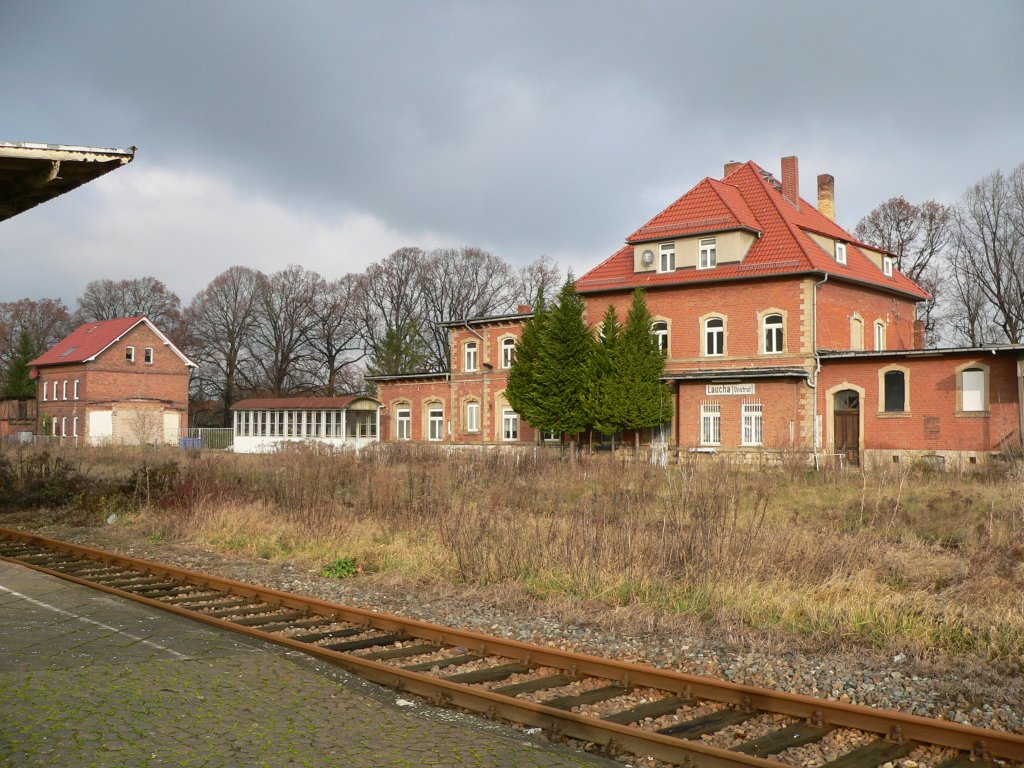 Das Bahnhofsgeb�ude in Laucha, was noch eine Bahnhofsgastst�tte beherbergt. Hinter dem Gleis befanden sich fr�her 3 Rangiergleise; 12.12.2009 