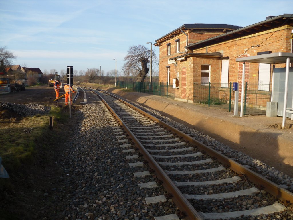 Das Bahnhofsgeb�ude mit dem alten Bahnsteig in Kichscheidungen. Daneben die Arbeiten am zuk�nftigen Bahnsteig.Nov.2011