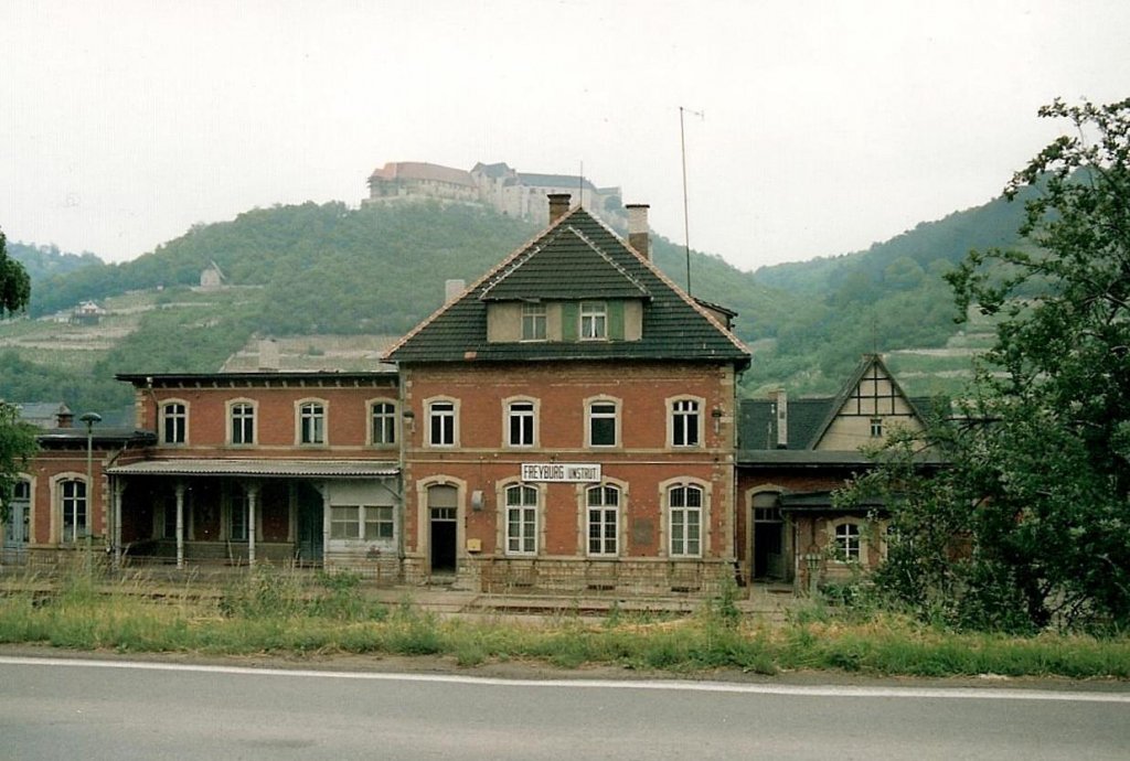 Das Bahnhofsgeb�ude und die Neuenburg in Freyburg; 13.06.1991 (Foto: Wolfgang Schink)