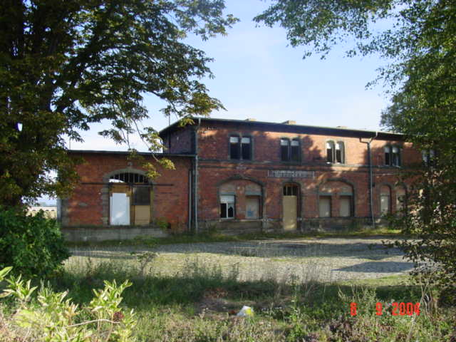 Das Bahnhofsgeb�ude in Reinsdorf (b Artern); 08.09.2004 (Foto: Carsten Klinger)