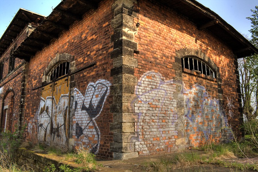 Das Bahnhofsgeb�ude von Reinsdorf; Mai 2004 (Foto: Selmar Petzoldt)
