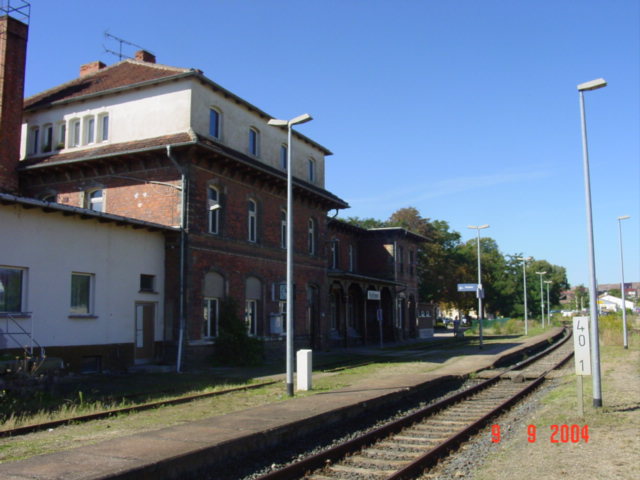 Das Bahnhofsgeb�ude in Ro�leben; 08.09.2004 (Foto: Carsten Klinger)