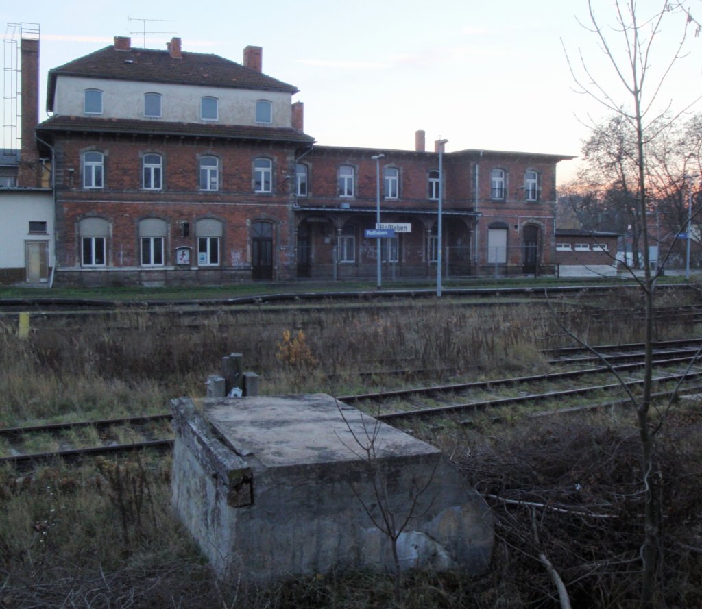 Das Bahnhofsgeb�ude von Ro�leben am 17.11.2012. (Foto: G�nther G�bel)
