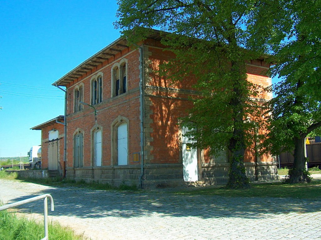 Das Bahnhofsgeb�ude von der Stra�enseite her gesehen in Karsdorf; 10.05.2008