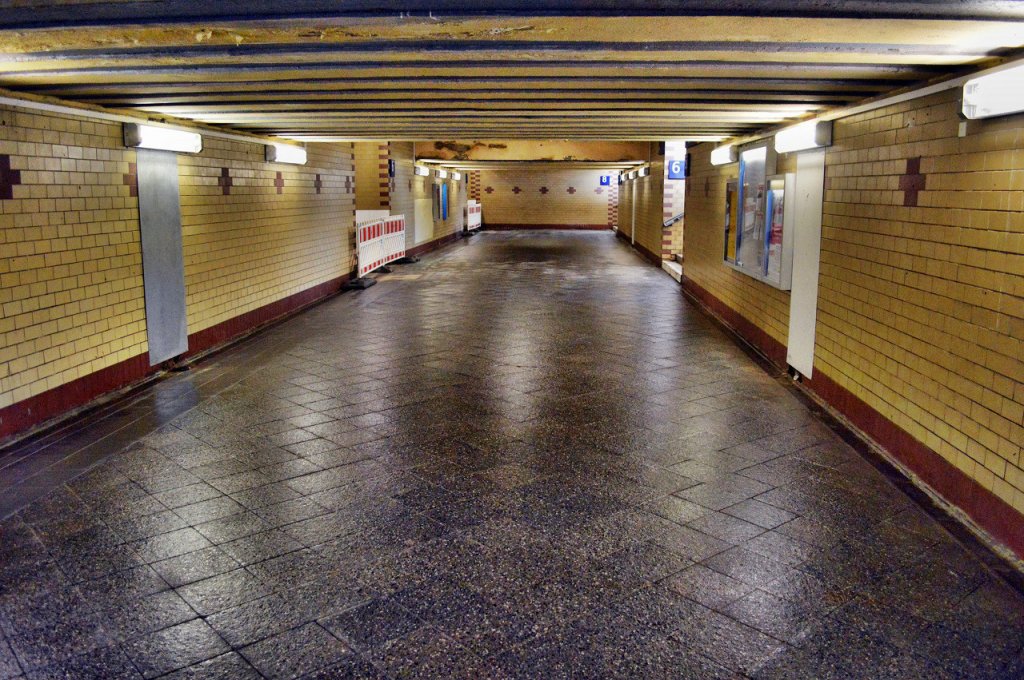 Das Bahnhofsgeb�ude von Zeitz war auch vom Hochwasser 2013 betroffen. Am 13.06.2013 war die Unterf�hrung zu den Bahnsteigen immer noch feucht und die Aufz�ge gesperrt.