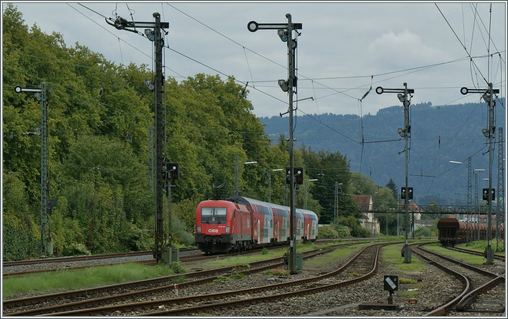 Das Bild regte mich zu einigen Varianten an: Die BB 1016 007 mit einer Doppelstockgarnitur unterwegs Richtung Bregenz bei der Durchfahrt in Lindau Reutin am 20. Sept. 2011.