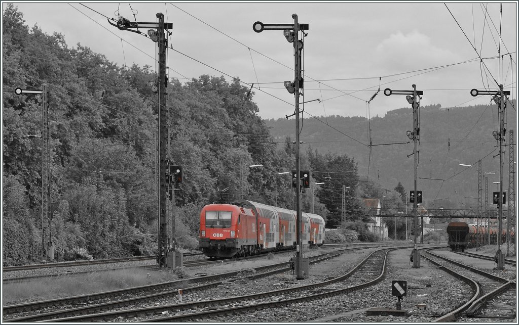 Das Bild regte mich zu einigen Varianten an: Die BB 1016 007 mit einer Doppelstockgarnitur unterwegs Richtung Bregenz bei der Durchfahrt in Lindau Reutin am 20. Sept. 2011.