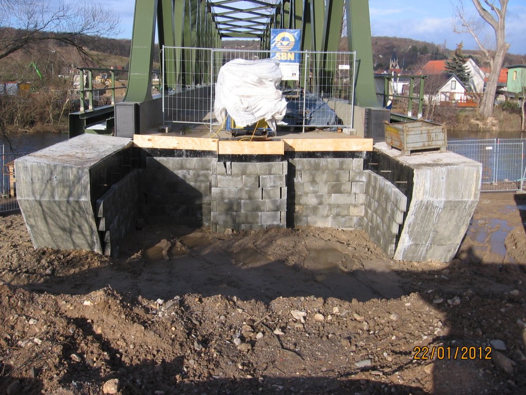 Das Br�ckenfundament mit der neuen Saalebr�cke in Ro�bach; 22.01.2012 (Foto: Hans Grau)