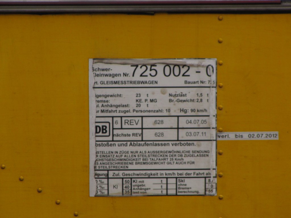 Das Datenschild des Gleismesstriebwagens 725 002-0 von DB Netz Instandhaltung, fotografiert in Nebra; 12.03.2012