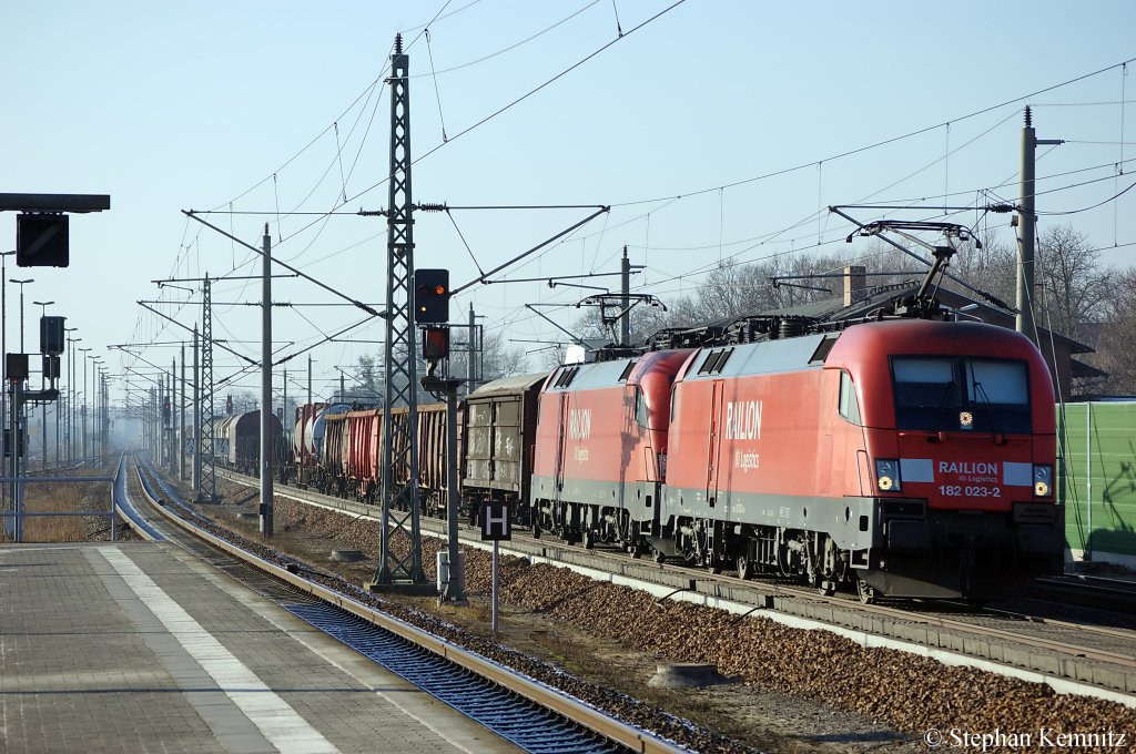 Das DB Railion Logistics 182er-Doppel 182 023-2 & 182 021-6 mit einem gemischten GZ in Rathenow in Richtung Wustermark unterwegs. 29.01.2011