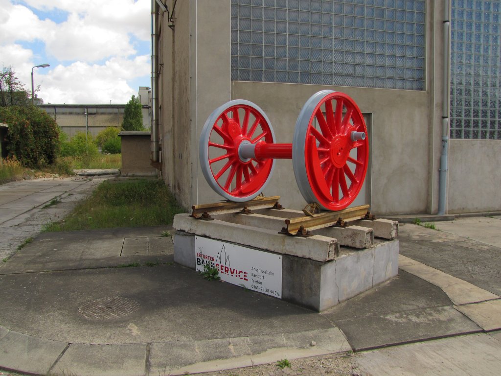 Das EBS Eingangsportal mit einer Dampfloktreibachse am 08.09.2012 in Karsdorf.