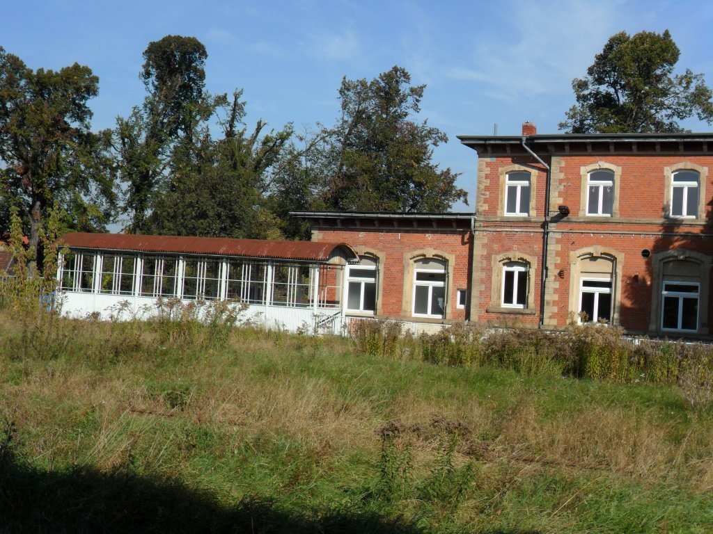 Das EG Laucha (Unstrut) mit Eingang zum Bahnsteigtunnel, am 04.10.2011.