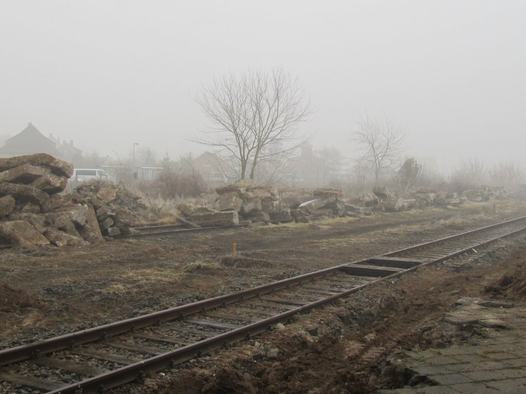 Das ehem. Gleis 5 dient w�hrend der Umbau- und Sanierungsarbeiten im Bf Laucha als Ablagefl�che der ehemaligen Bahnsteigkante...; 15.11.2011 (Foto: Dieter Thomas)