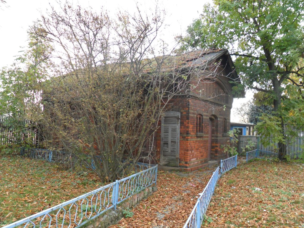 Das ehemalige Abortgeb�ude im Bahnhof Teuchern; 04.11.2011