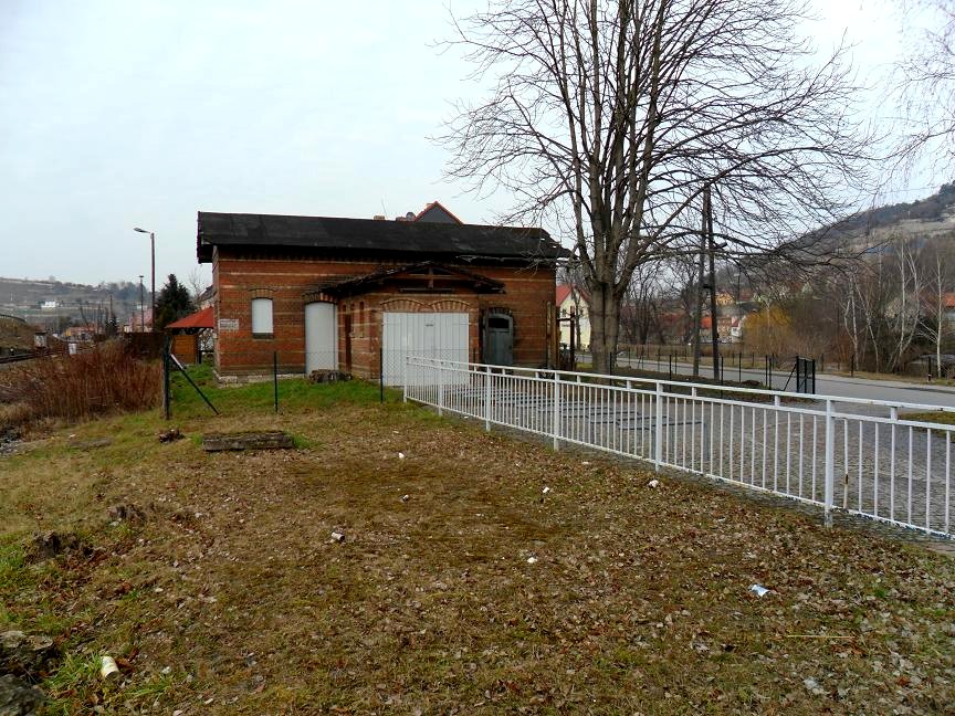 Das ehemalige Abortgeb�ude im Bf Freyburg am 03.03.2012. Dieses H�uschen ist besser in Schu� als das Empfangsgeb�ude. Wer wei� ob das Empfangsgeb�ude jemals einen K�ufer findet?
