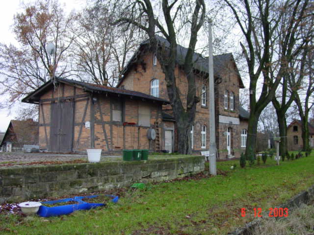 Das ehemalige Bahnhofsgeb�ude in Schmon; 06.12.2003 (Foto: Carsten Klinger)
