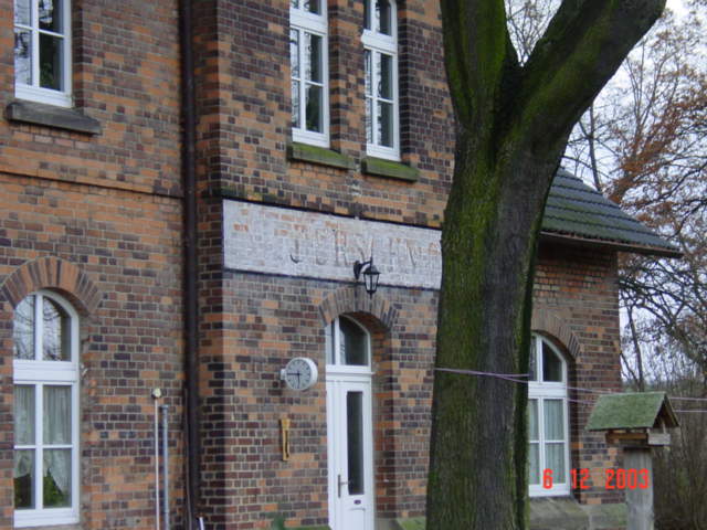 Das ehemalige Empfangsgeb�ude in Schmon; 06.12.2003 (Foto: Carsten Klinger)