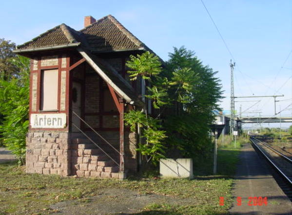 Das ehemalige Stellwerk As in Artern; 08.09.2004 (Foto: Carsten Klinger)