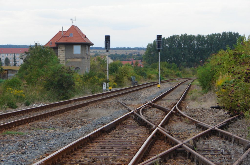 Das ehemalige Stellwerk Lo am Ostkopf vom Lauchaer Bahnhof; 12.09.2009 (Foto: Dieter Thomas)