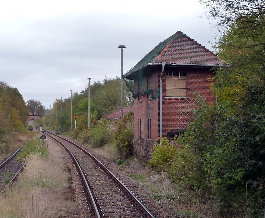 Das ehemalige W�rterstellwerk am 25.10.2009 in Nebra; (Foto: Ralf Kuke)