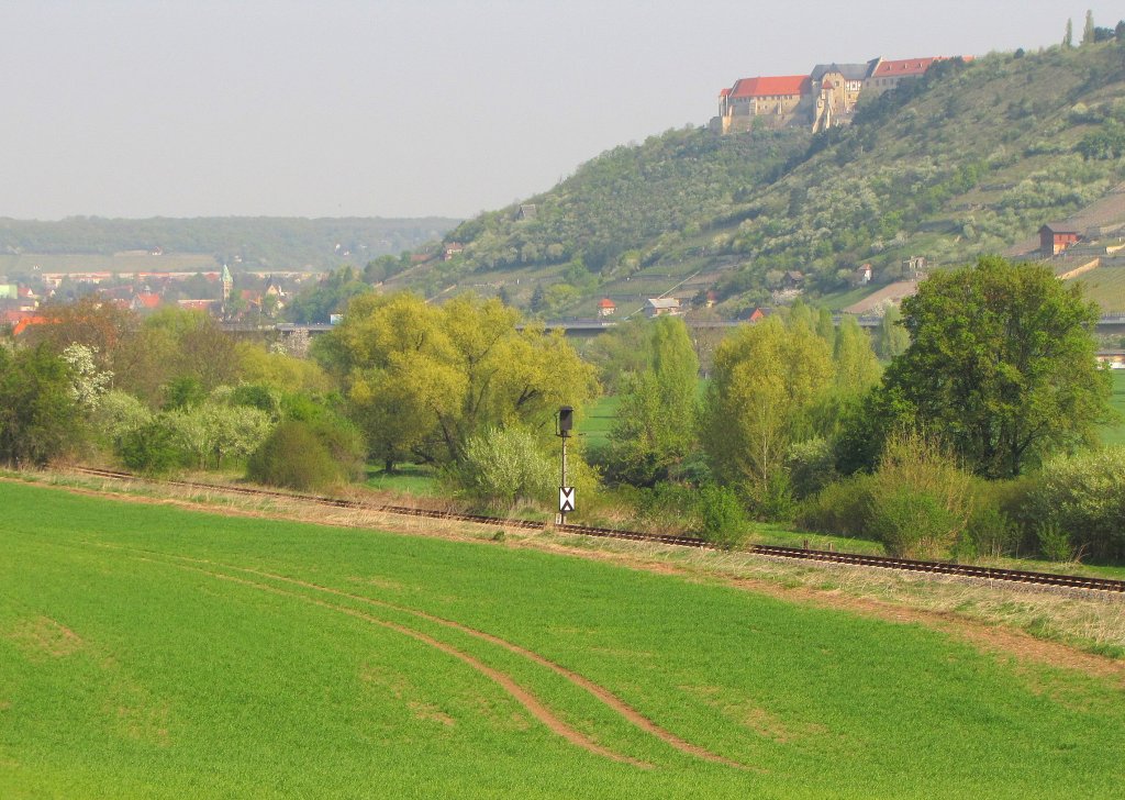 Das Einfahrtsvorsignal f�r den Bf Freyburg, bei Ni�mitz; 20.04.2011