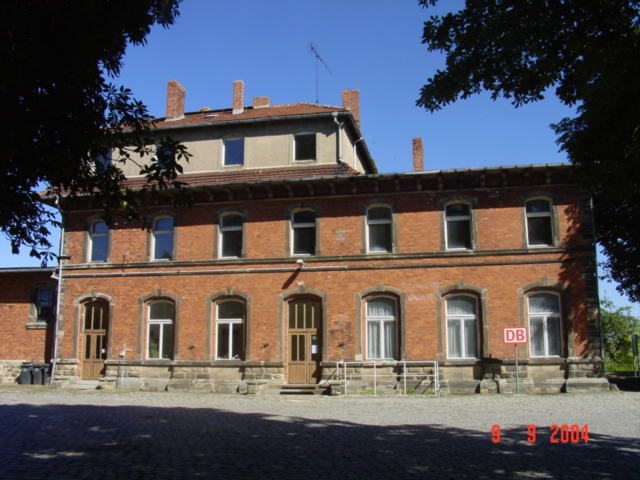 Das Empfangsgeb�ude vom Bf Donndorf; 09.09.2004 (Foto: Carsten Klinger)