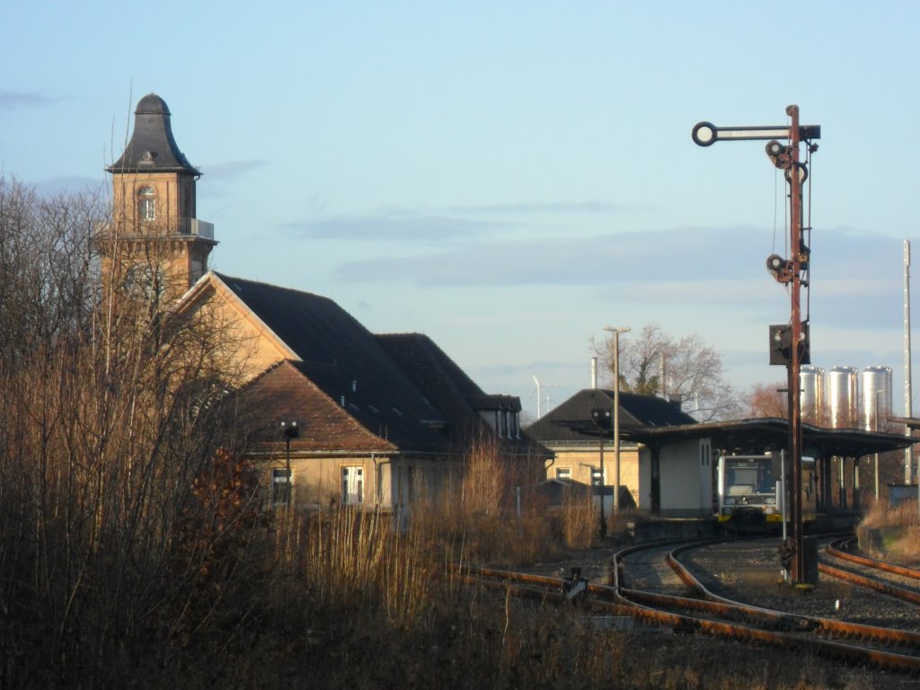Das Empfangsgeb�ude und ein Nebengeb�ude im Bf Zeitz. Am Bahnsteig 1 steht der LVT 672 905 der Burgenlandbahn abgestellt. Laut einer Pressemitteilung sollen der Bahnsteig 1 und 2 in Zukunft zur�ckgebaut werden; 29.12.2011