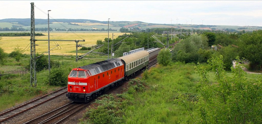 Das Erfuter U-Boot 219 084 erreicht am 14.06.2011 mit Rbz 74398 Erfurt-Halberstadt den Bahnhof Artern. Das linke Gleis ist jenes der Unstrutbahn.