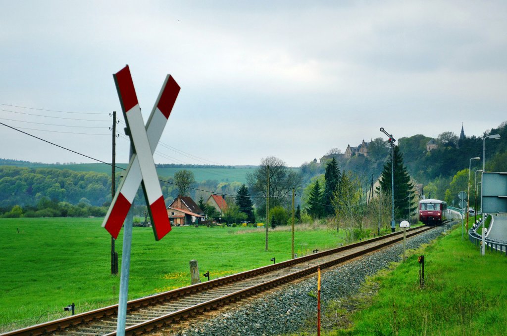 Das Ferkel Duo KSR 172 171-1 + 172 132-3 passiert gerade das Esig vom ehem. Bf Vitzenburg, auf der R�ckfahrt von Nebra nach Karsdorf.