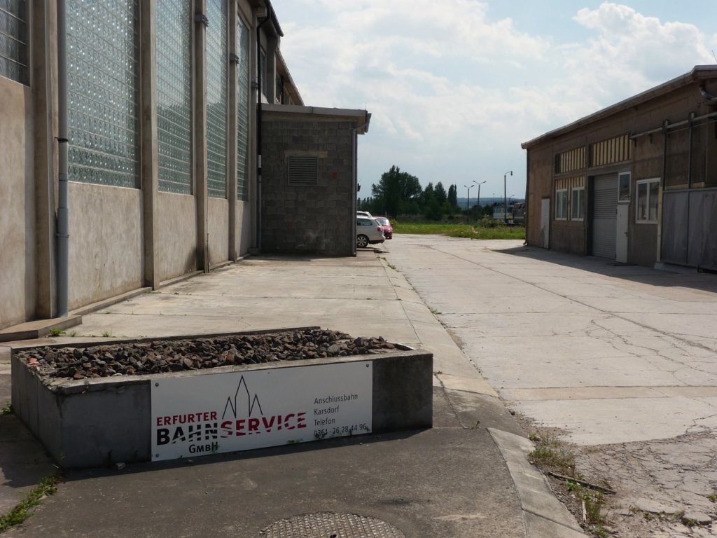 Das Firmenschild der Erfurter Bahnservice GmbH in Karsdorf, die seit Januar 2011 die Anschlussbahn dort betreibt; 26.07.2011 (Foto: Klaus Pollm�cher)