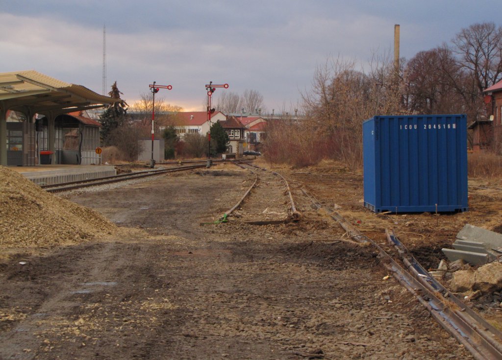 Das gekappte ehemalige Gleis 5 im Bf Laucha; 19.02.2012