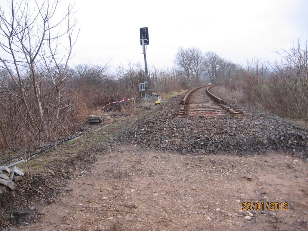 Das gekappte Unstrutbahngleis bei Ro�bach, w�hrend der Bauarbeiten an der neuen Saalebr�cke; 25.01.2012 (Foto: Hans Grau)