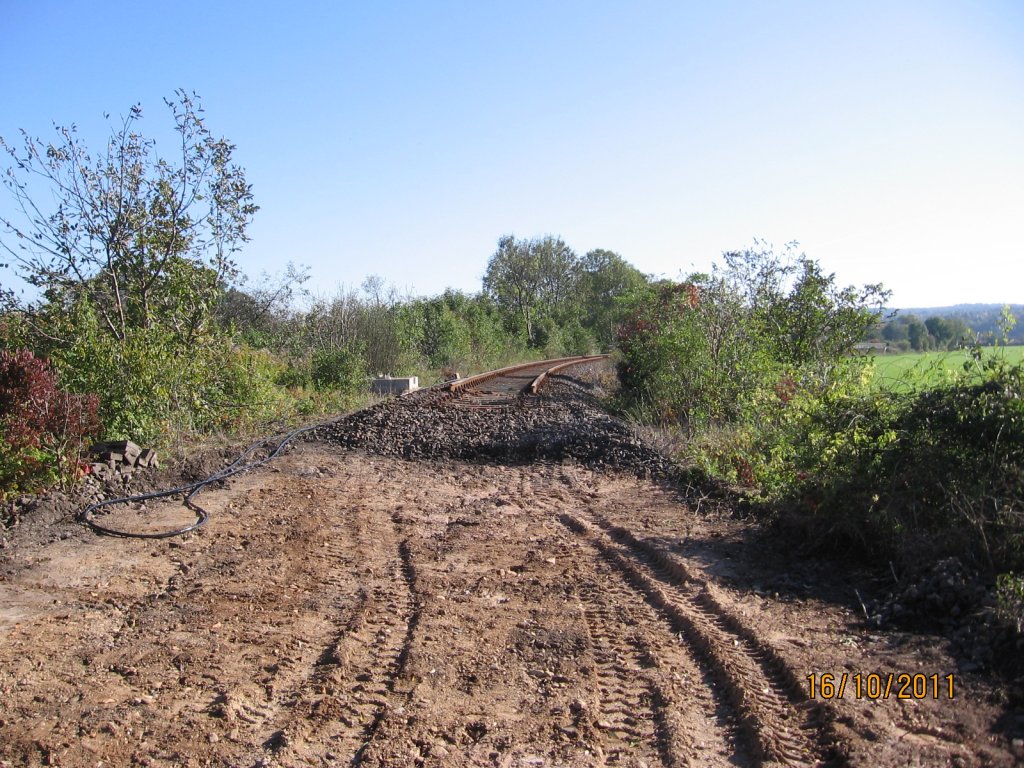 Das gekappte Unstrutbahngleis hinter der alten Saalebr�cke in Ro�bach, mit Blick in Richtung Naumburg; 16.10.2011 (Foto: Hans Grau)