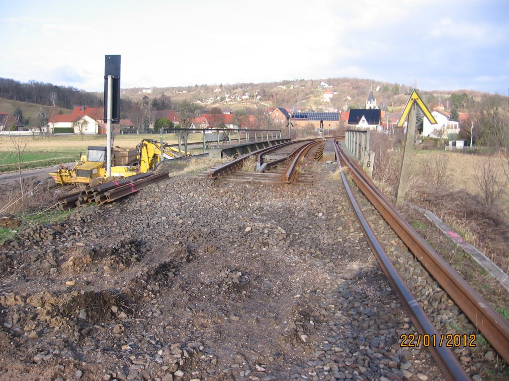 Das gekappte Unstrutbahngleis kurz vor der Saale in Ro�bach; 22.01.2012 (Foto: Hans Grau)