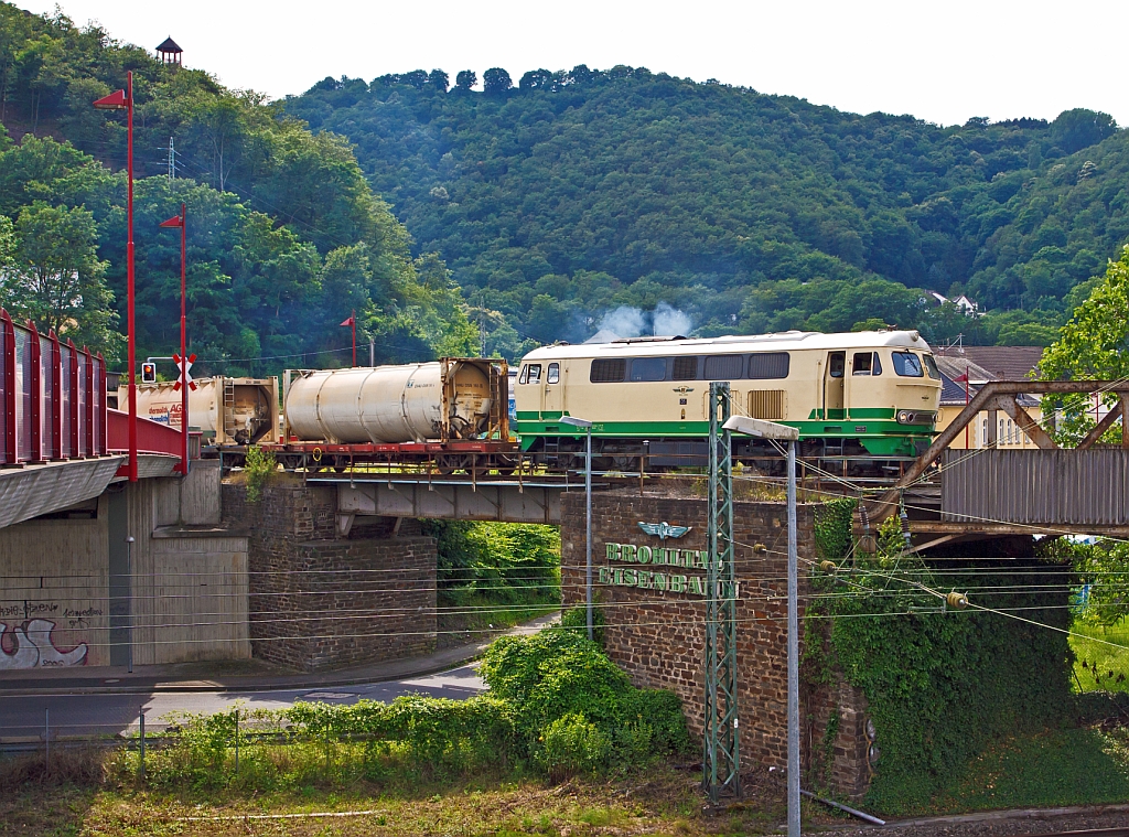 Das gibt es noch - Schmalspurgterverkehr in Deutschland -  Die schmalspur (1000mm) Diesellok D5 (ex FEVE 1405) mit 3 Schmalspur-Containerwagen der Brohltal Eisenbahn erreichen am 04.07.2012 Brohl.
  
Erhalten blieb der Brohltalbahn im Gterverkehr auf der Schmalspur nur noch die Abfuhr von Phonolith vom Steinbruch Brenk, bei Streckenkilometer 15,79 (nicht per LKW zu erreichen) zum Brohler Rheinhafen. Hierfr stehen neben den drei Dieselloks einige (von der FEVE) gebrauchte erworbene Flachwagen zur Verfgung. Auf diese werden Container gestellt, die in Brenk beladen werden. Sie werden dann in Brohl Umladebahnhof fr den Weitertransport per LKW abgeladen.
Phonolith zu deutsch Klingstein, ist ein seltenes Vulkangestein. Es wird zur Glasherstellung bentigt.

Schmalspurbahn mit Gterverkehr gibt es in Deutschland, neben der Brohltalbahn nur noch bei der Wangerooger Inselbahn und den Harzer Schmalspurbahnen.