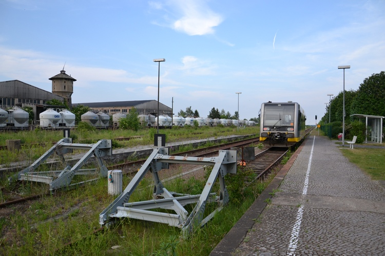 Das Gleis 1 und das nicht mehr befahrbare Gleis 2 im Bf Querfurt. Fr�her ging es hier in Richtung Vitzenburg weiter; 21.05.2011 (Foto: Roberto Franke)