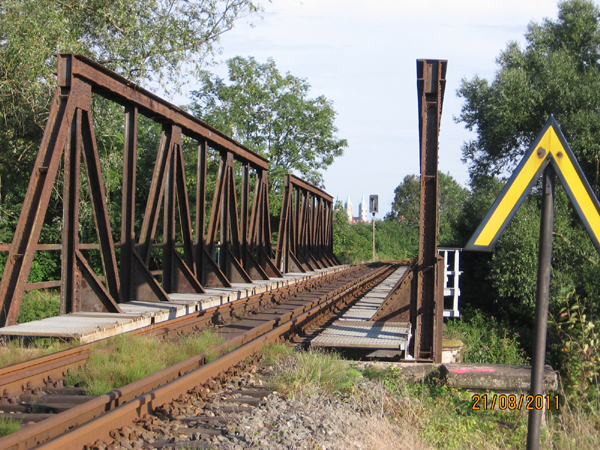 Das Gleis der Unstrutbahn auf der alten Saalebr�cke in Ro�bach. Im Hintergrund erkennt man Naumburg; 21.08.2011 (Foto: Hans Grau)