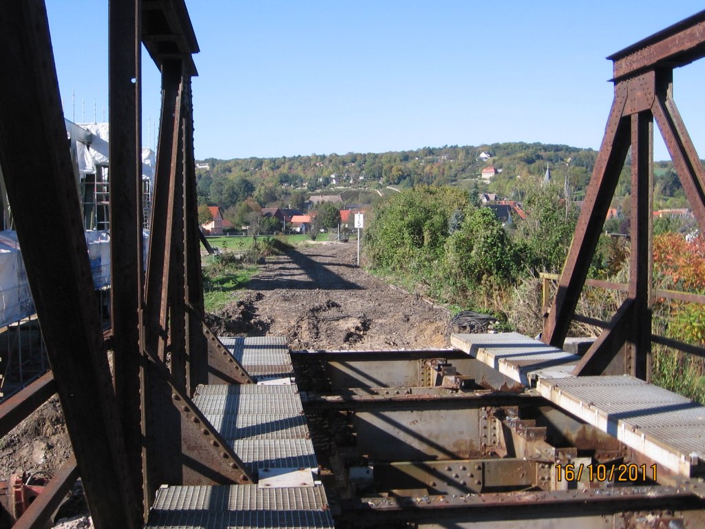 Das Gleisbett hinter der alten Saalebr�cke in Ro�bach, Fahrtrichtunf Freyburg; 16.10.2011 (Foto: Hans Grau)