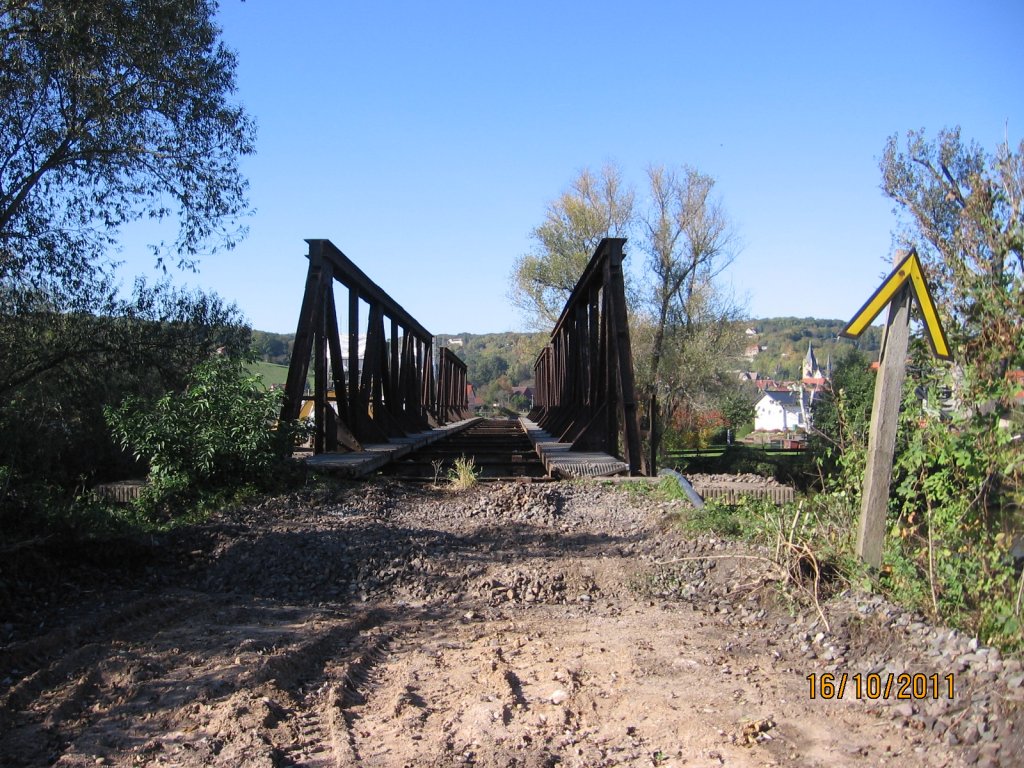 Das Gleisbett vor der alten Saalebr�cke in Ro�bach, Fahrtrichtunf Freyburg; 16.10.2011 (Foto: Hans Grau)