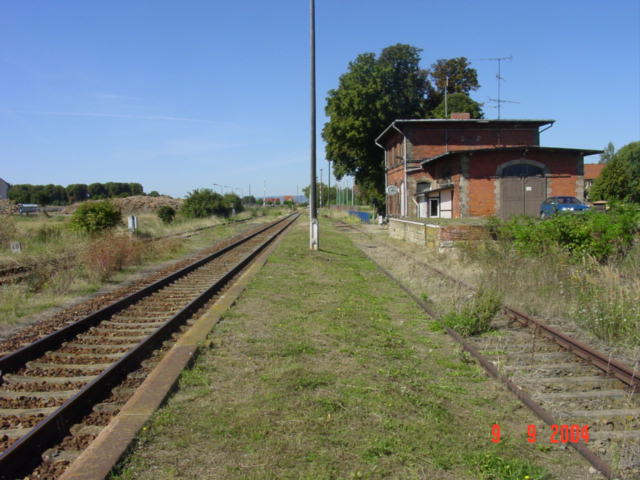 Das Hauptgleis und das Bahnhofsgeb�ude in Gehofen; 09.09.2004 (Foto: Carsten Klinger)