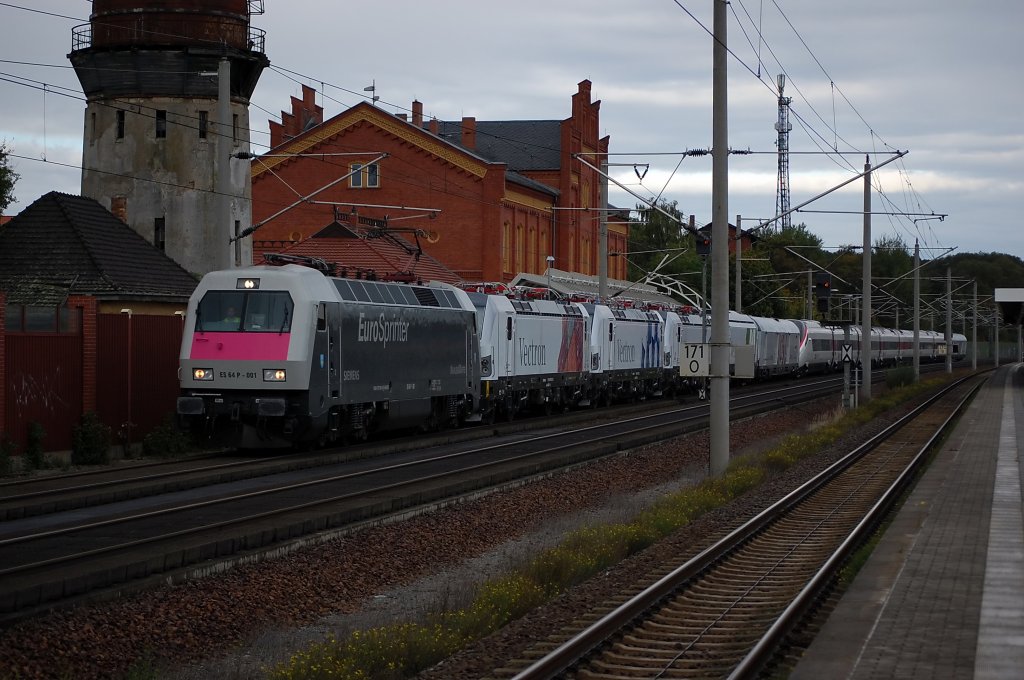 Das Highlight des Tages! Die ES 64 P - 001 (127 001-6) Eurosorinter mit einem Lokzug in Rathenow in Richtung Stendal. Dieser Lokzug bestand aus den 3 Vectron E-Loks 193 902, 193 922, 193 951 dann kommt die Vectron Diesellok 247 901 und zwischen zwei Waggons von der Firma Alstom ein ETR 610 der SBB im ICN-Design. 29.09.2010 