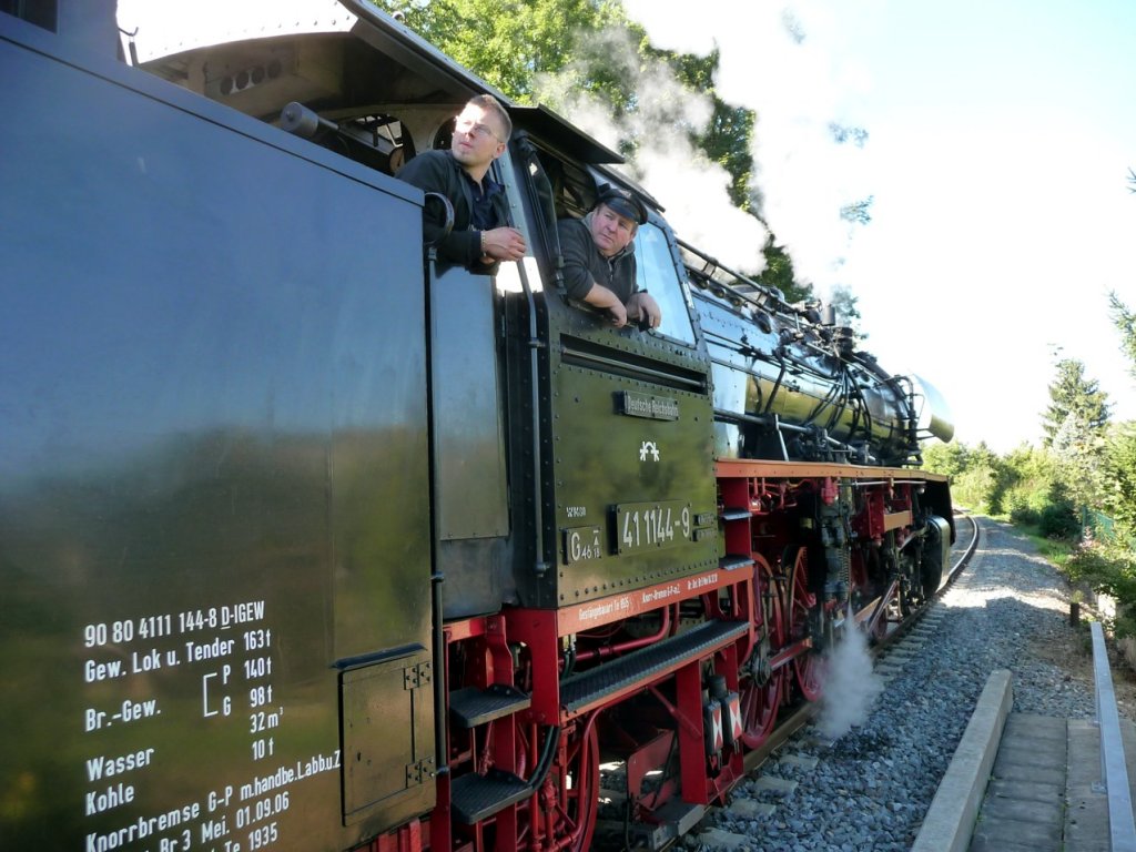 Das Lokpersonal der 41 1144-9 nach der Ankunft mit dem  Rotk�ppchen-Express I  aus Altenburg, am 30.09.2012 in Freyburg. (Foto: Klaus Pollm�cher)