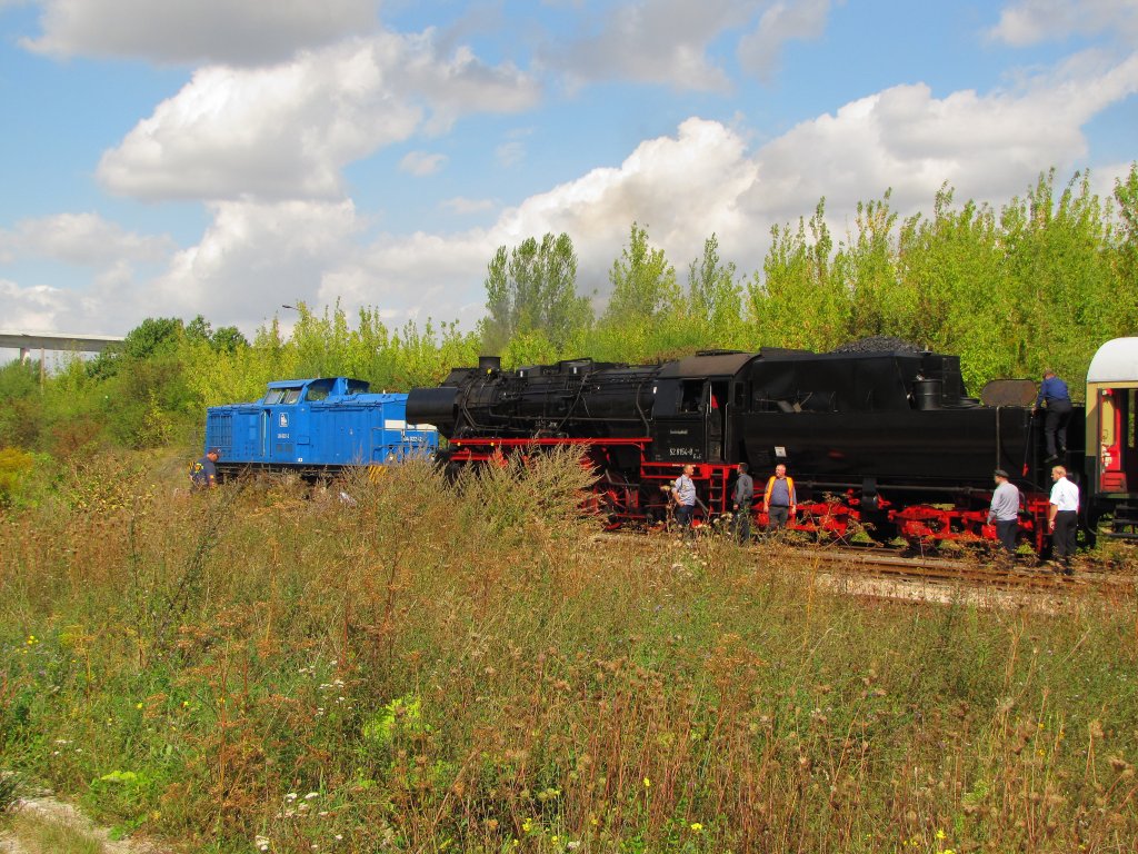 Das Lokpersonal der PRESS 204 022-2 und der EMBB 52 8154-8 nach der Ankunft mit dem Leerzug DLr 80578 aus Freyburg im Bf Karsdorf. Die Ffw Karsdorf bereitet alles n�tige f�r´s Wasserfassen vor.