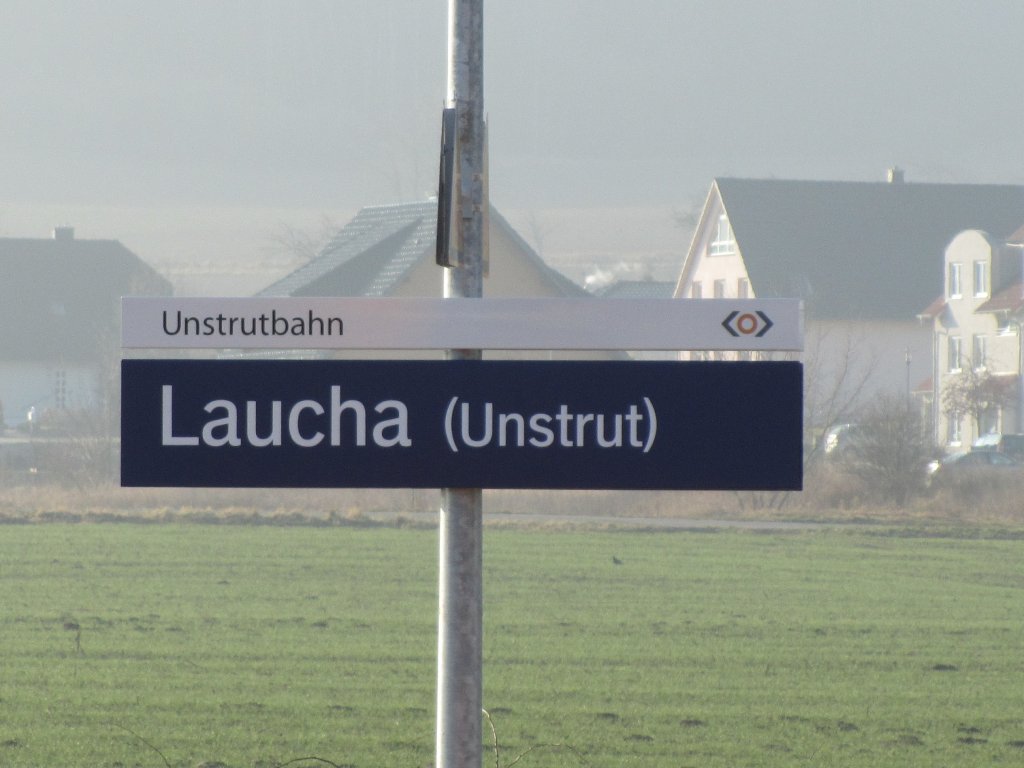 Das neue Bahnhofsschild am 26.01.2012 am Bahnsteig in Laucha. Erfreulicherweise wird auch auf  unsere  Strecke hingewiesen. Die Unstrutbahn wurde von Oktober 2011 bis Januar 2012 im Rahmen umfangreicher Bauarbeiten modernisiert.(Foto: Dieter Thomas)