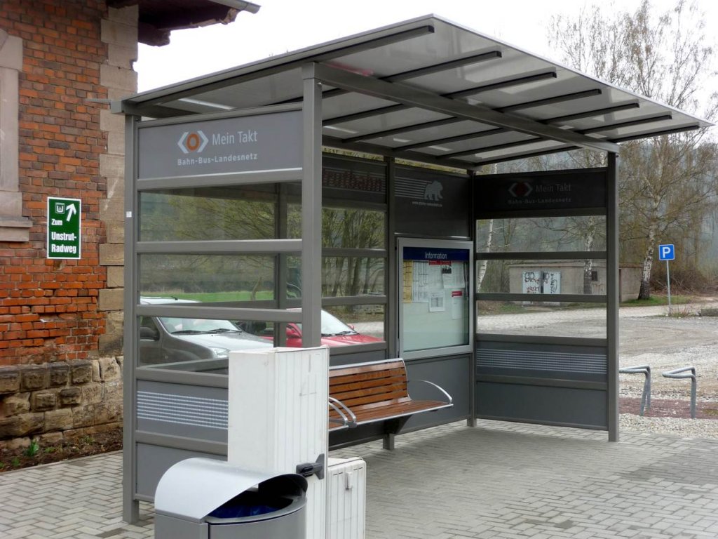 Das neue Warteh�uschen am Bahnsteig 1 in Nebra; 05.04.2012 (Foto: Klaus Pollm�cher)