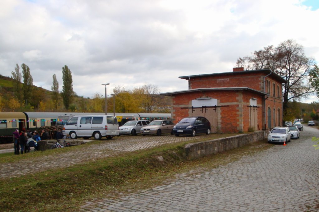 Das noch vorhandene Bahnhofsgeb�ude diente als Windschutz und die alte Verladerampe als Parkm�glichkeit und bot wohl zum letzten mal einen sch�nen Hintergrund; 24.10.2010 (Foto: G�nther G�bel)
