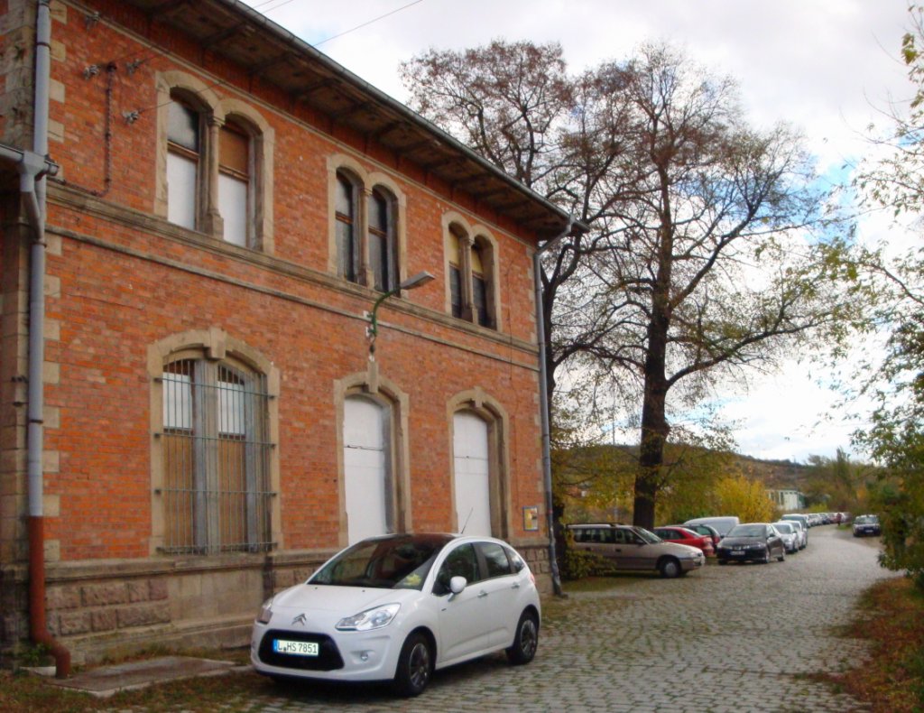Das noch vorhandene Bahnhofsgeb�ude in Karsdorf; 24.10.2010 (Foto: G�nther G�bel)