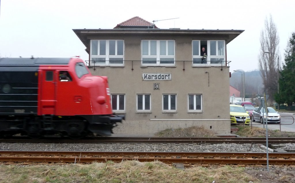 Das NOHAB-„Gesicht“ der EBS MY 1131 schiebt sich mit den vollen Zementwagen am Stellwerk in Karsdorf vorbei. Beide d�rften fast gleichaltrig sein...; 18.02.2011 (Foto: Klaus Pollm�cher)