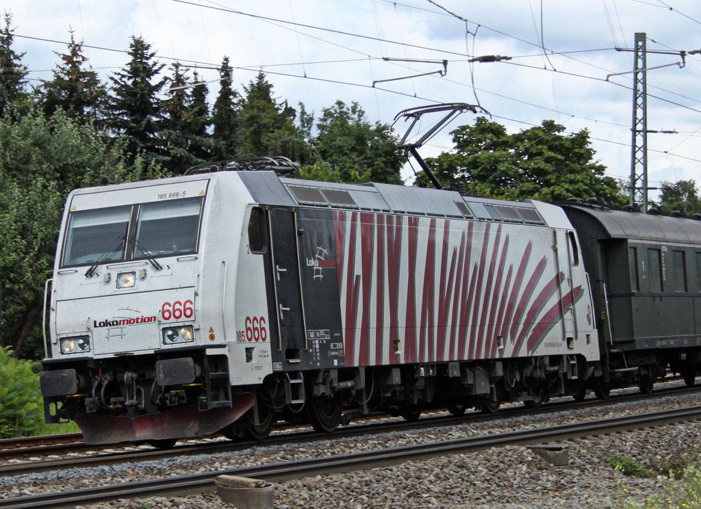 Das rote Zebra 185 666-5 am 07.08.11 bei Fulda

