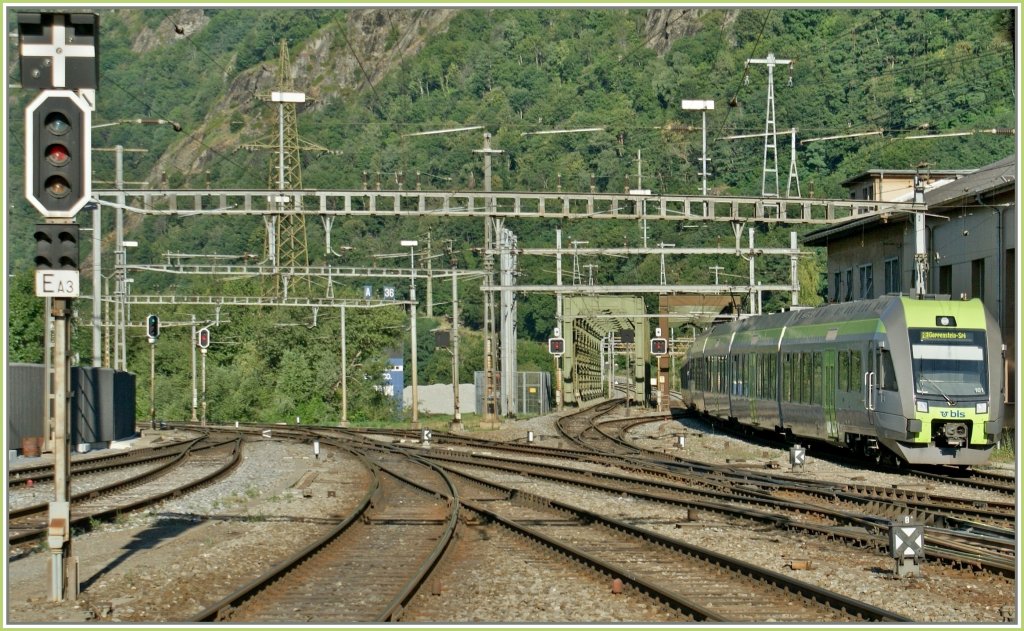 Das Signal solle drauf, und der  Ltschberger  auch - ziemlich knapp ist es geworden...
Ein BLS RABe 535 erreicht als RE von Spiez (via Kandersteg) am 27. Juli 2009 Brig.
